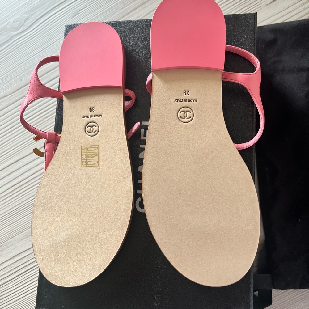 CHANEL CC Logo T-Strap Sandals Pink Leather Size 39 Gold Hardware Flat Sandals - Picture 4 of 6